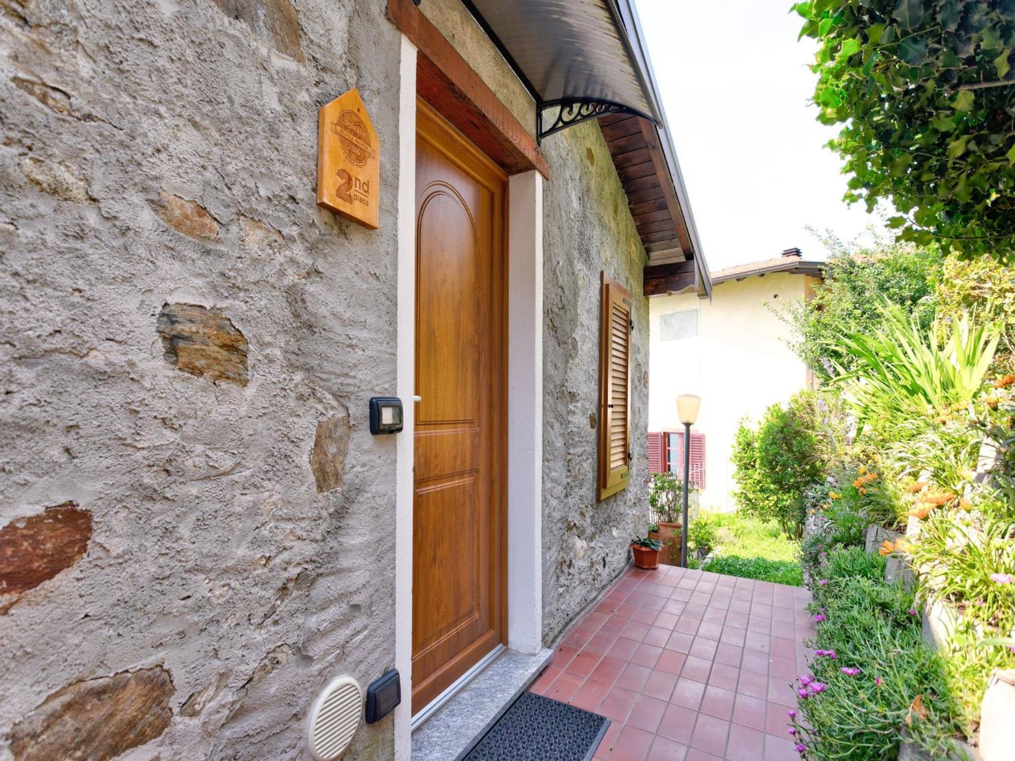 Wonderful Flat With Swimming Pool Lift And Garden Gravedona Exterior foto