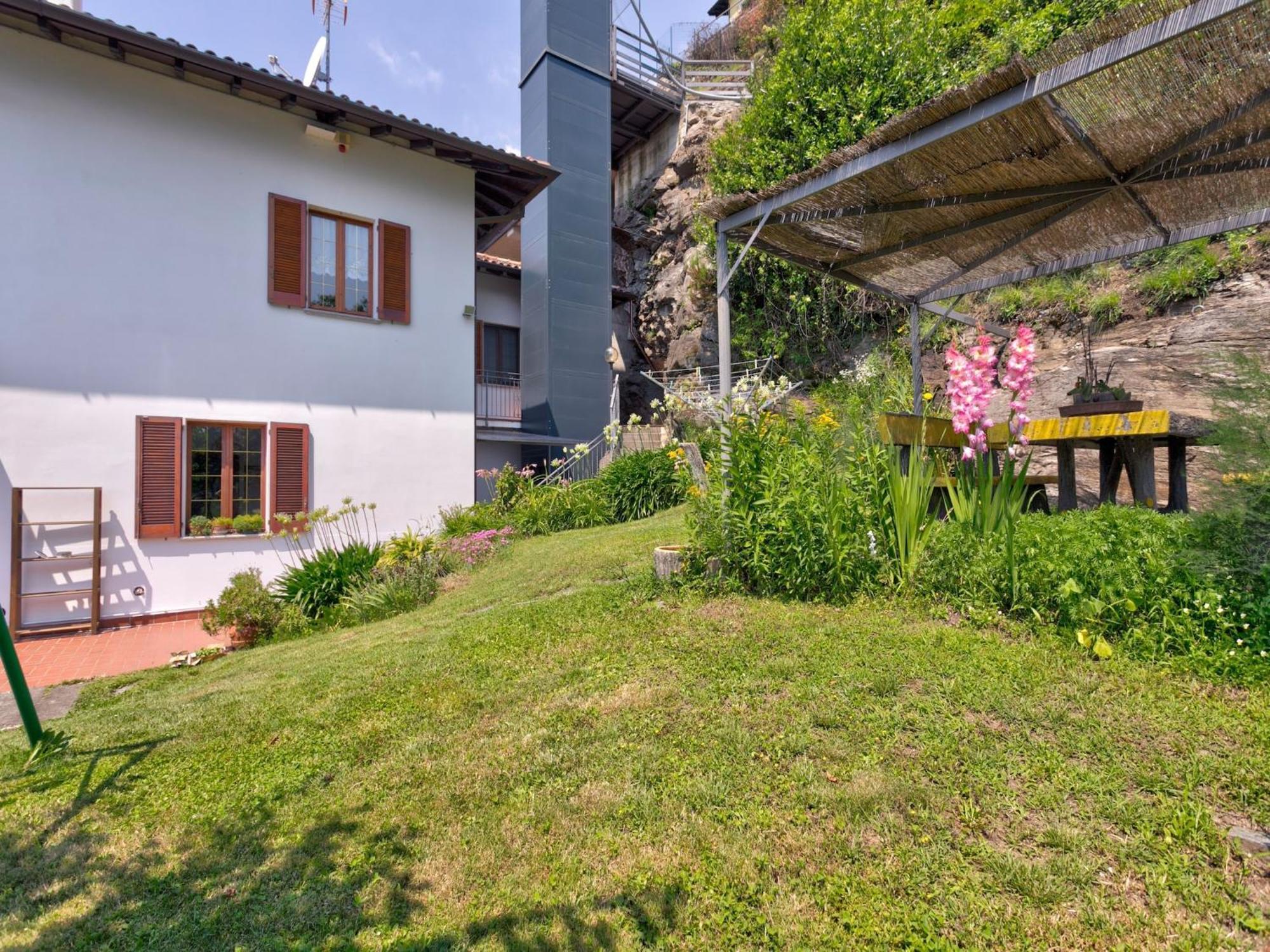 Wonderful Flat With Swimming Pool Lift And Garden Gravedona Exterior foto
