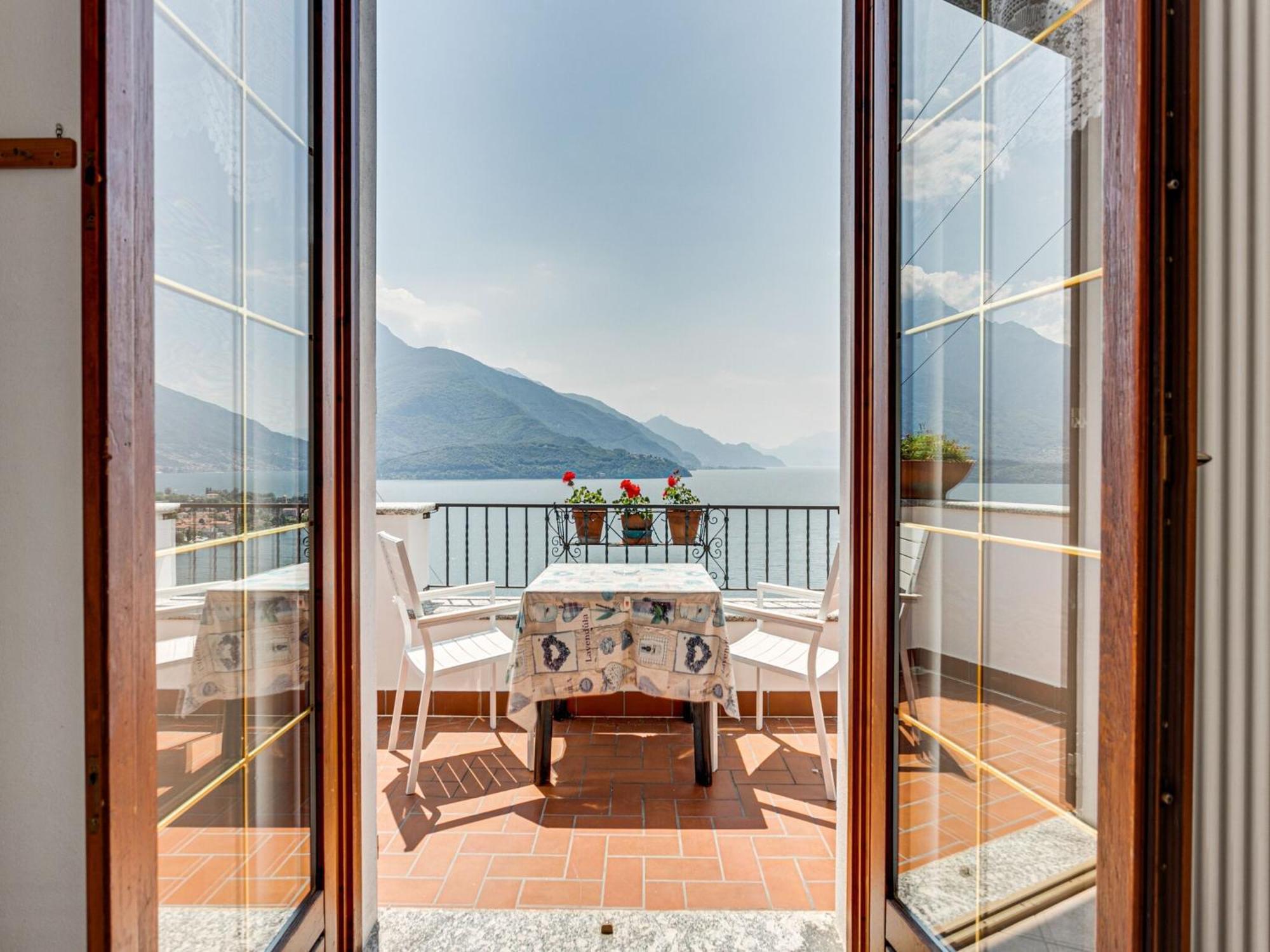 Wonderful Flat With Swimming Pool Lift And Garden Gravedona Exterior foto